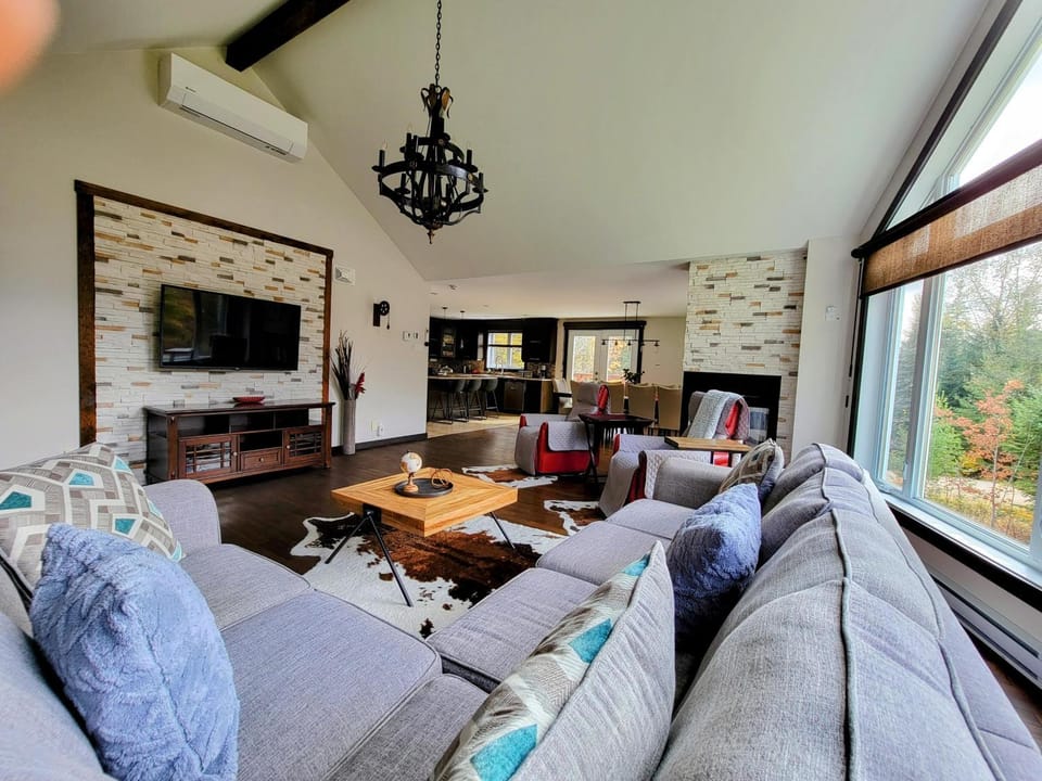 Living room, Seating area, air conditioner
