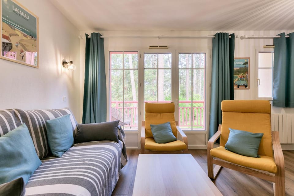 Bed, Living room