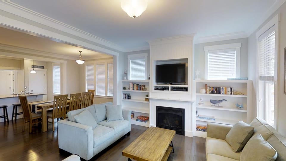 Living room, Seating area, Dining area, pet friendly