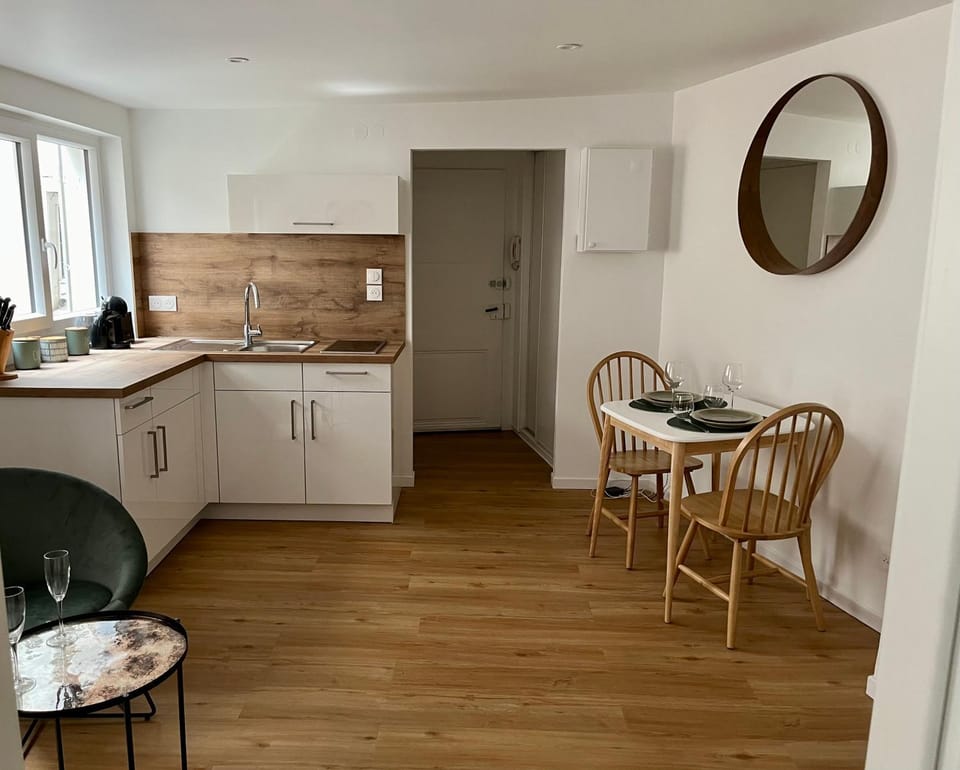 Kitchen or kitchenette, Living room, Seating area, Dining area