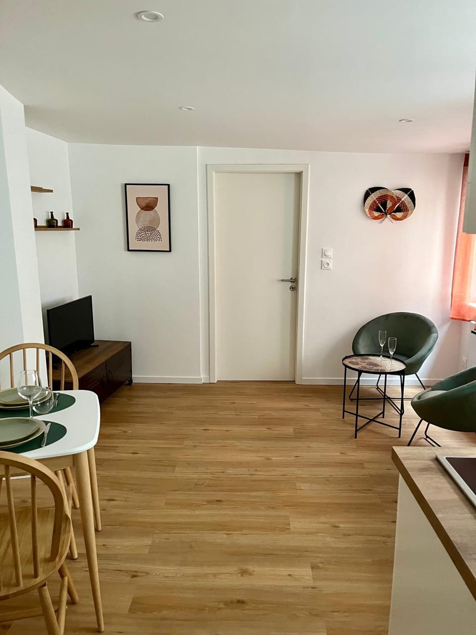 TV and multimedia, Kitchen or kitchenette, Living room, Dining area