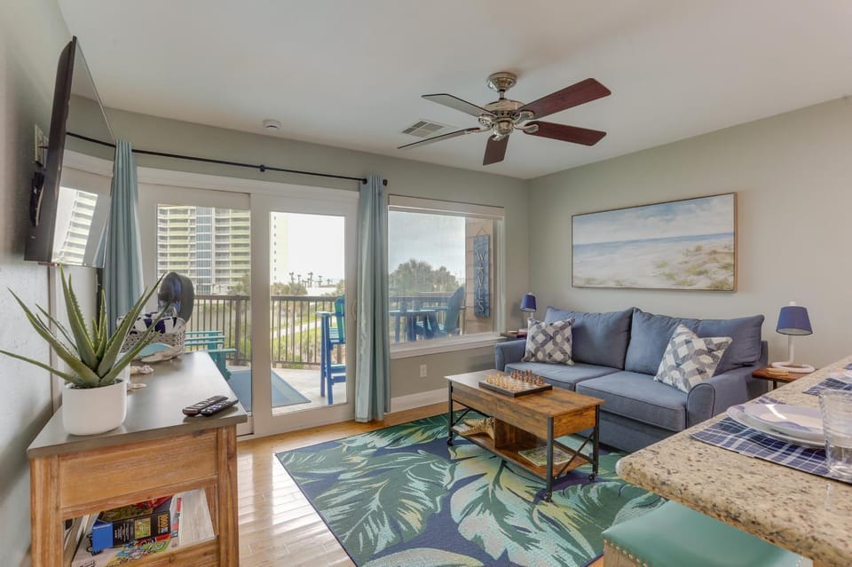 Walk to Seawall & Beach! Galveston Condo w/ Pool House in Galveston Island