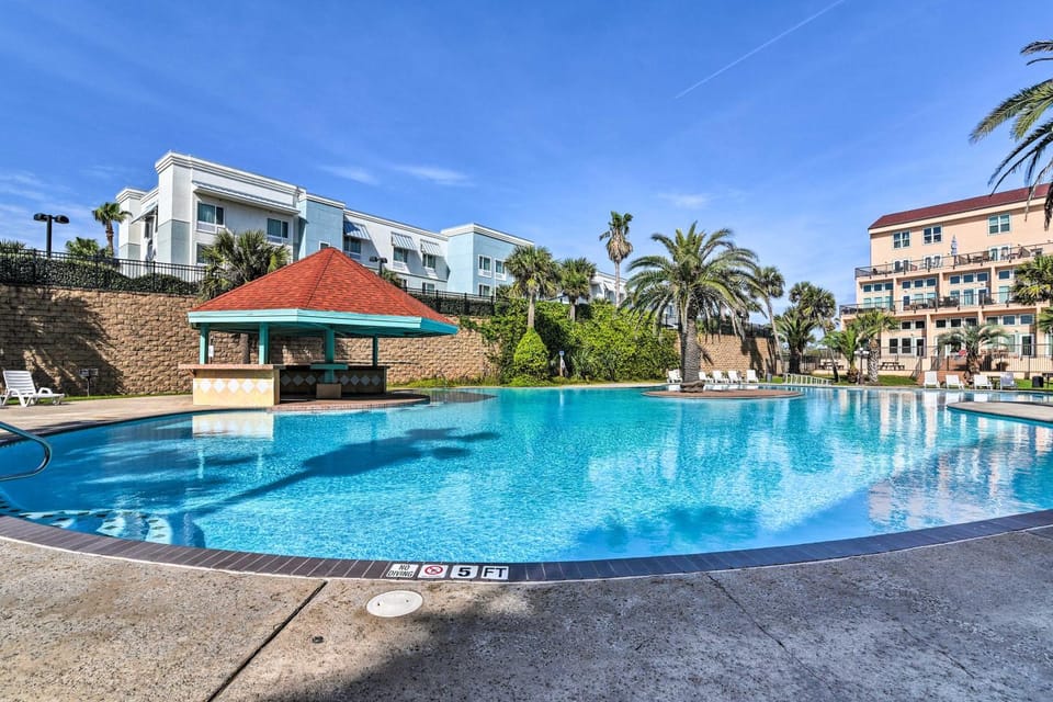 Walk to Seawall & Beach! Galveston Condo w/ Pool House in Galveston Island