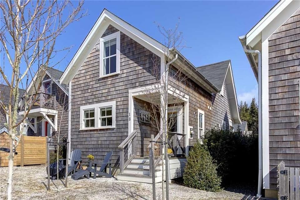 Sweet Buttercup by Seabrook Hospitality House in Seabrook