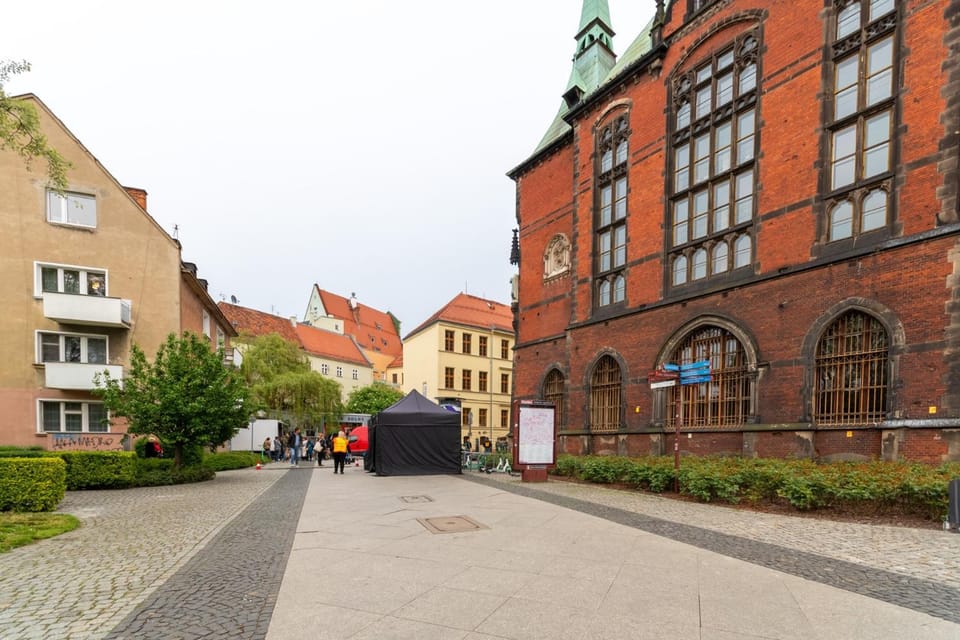 Property building, Neighbourhood, Location