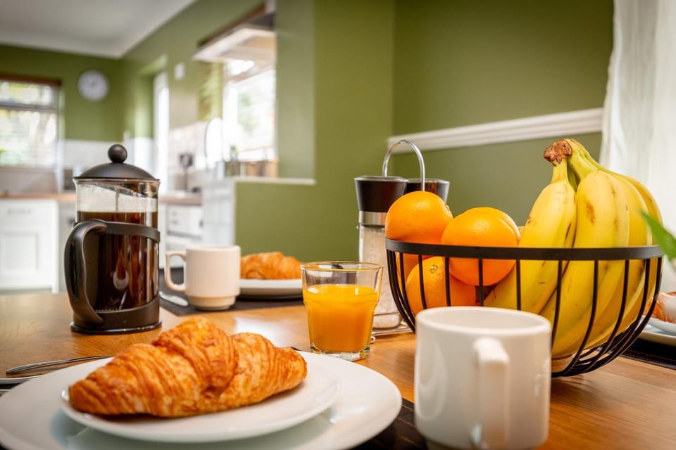 Kitchen or kitchenette, Food and drinks, Food, Breakfast, Continental breakfast