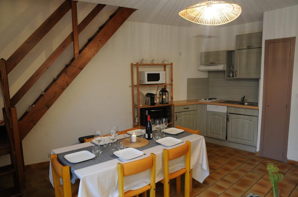 Kitchen or kitchenette, Dining area, dishwasher, minibar, pet friendly, stove, toaster