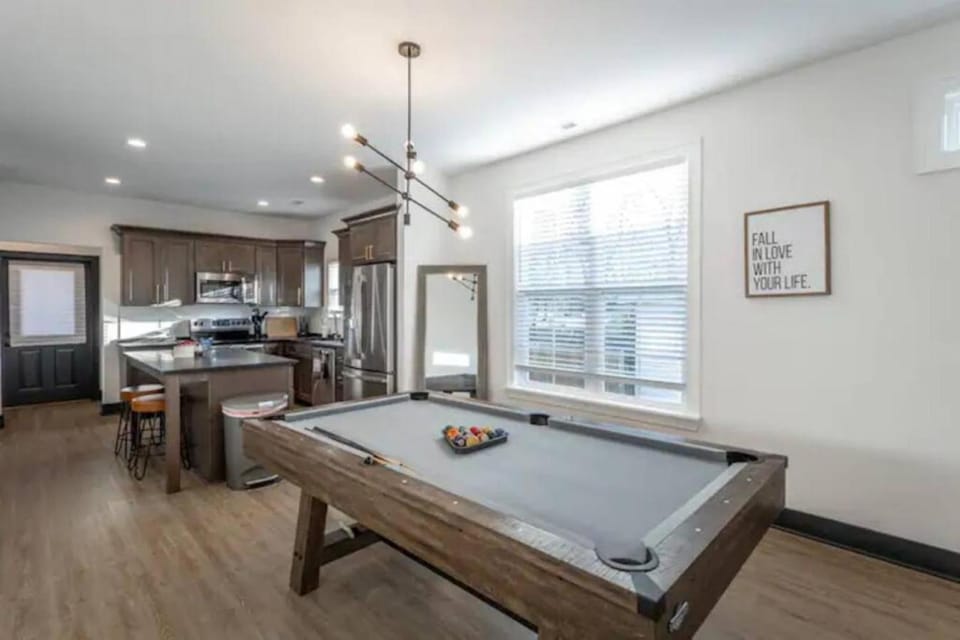 Downtown Chattanooga that Sleeps 8 with a Pool Table House in Chattanooga