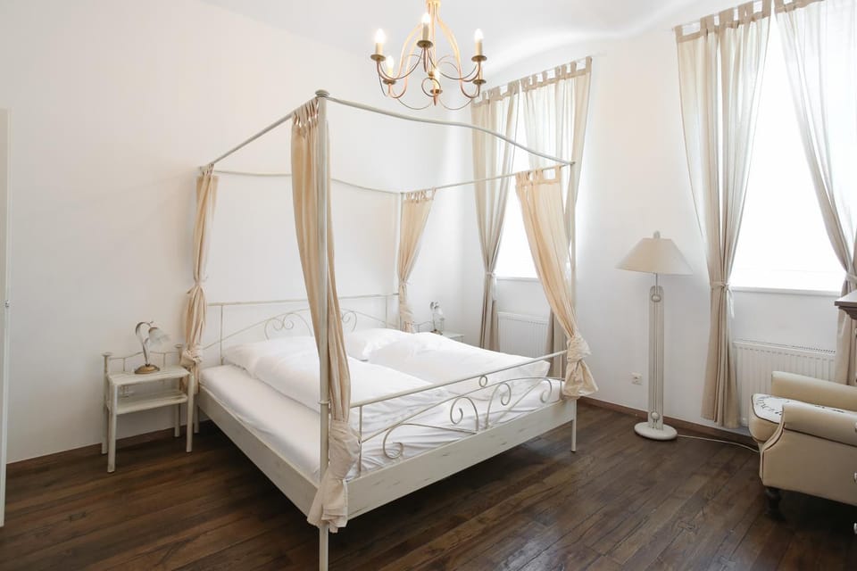Bed, Day, Photo of the whole room, Bedroom