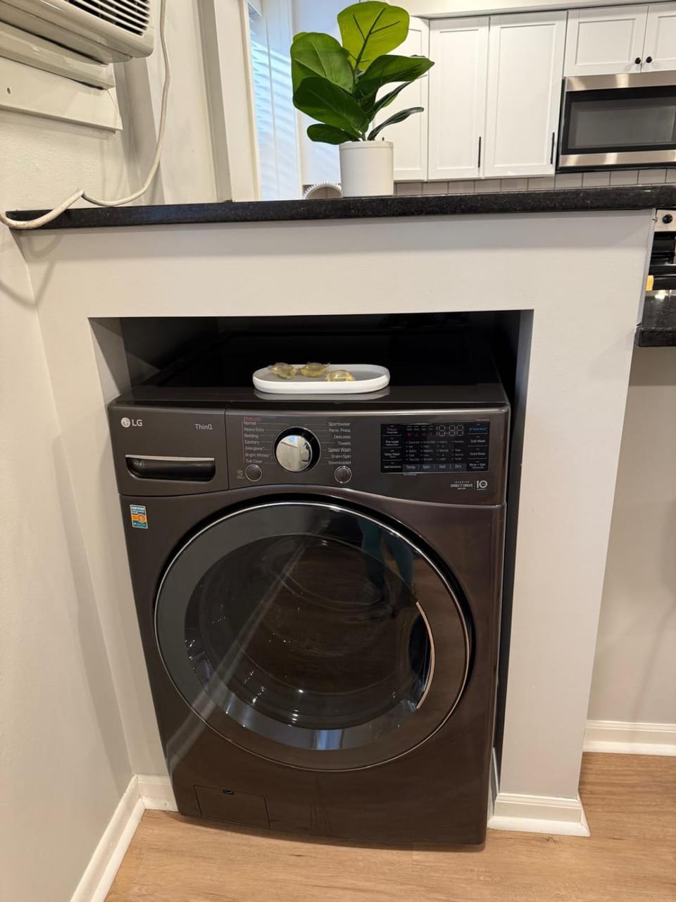 Cathedral Modern King bed with Washer & Dryer Apartment in Omaha