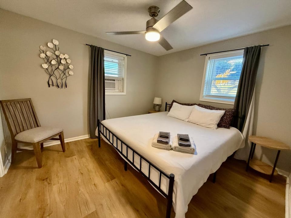 Cathedral Modern King bed with Washer & Dryer Apartment in Omaha