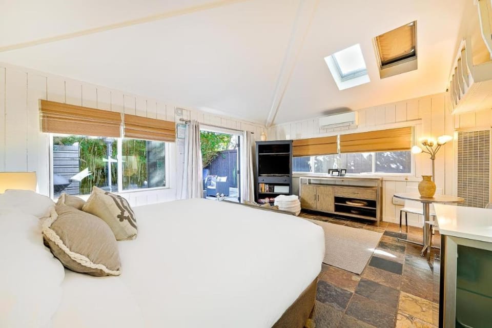 Secluded Windansea Beach Cottage Bed and Breakfast in La Jolla