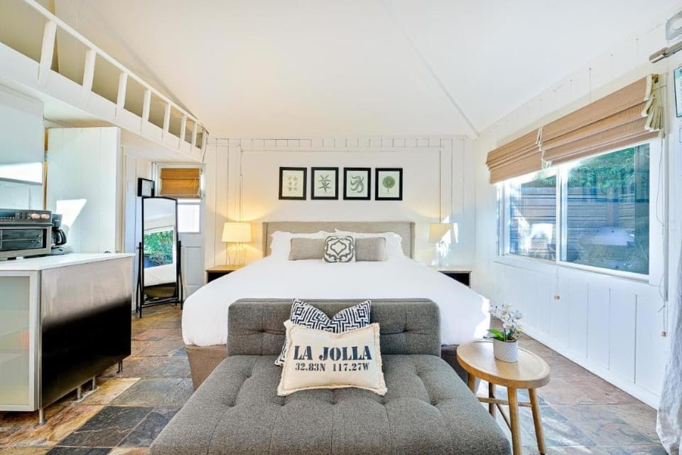 Secluded Windansea Beach Cottage Bed and Breakfast in La Jolla