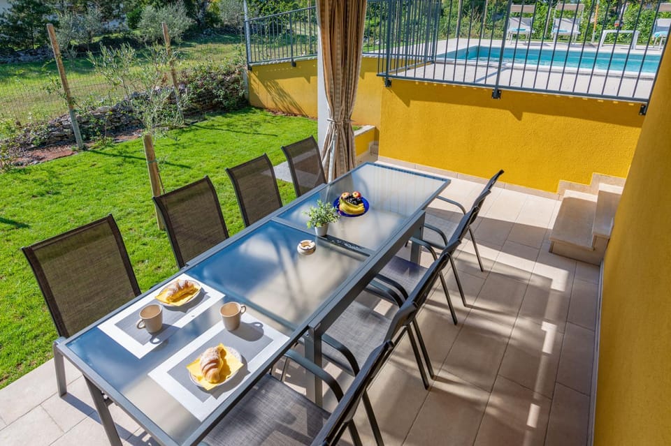 Patio, Day, Garden, View (from property/room), Balcony/Terrace, Food and drinks, Seating area, Dining area, Food, Garden view, Breakfast, Lunch, Dinner