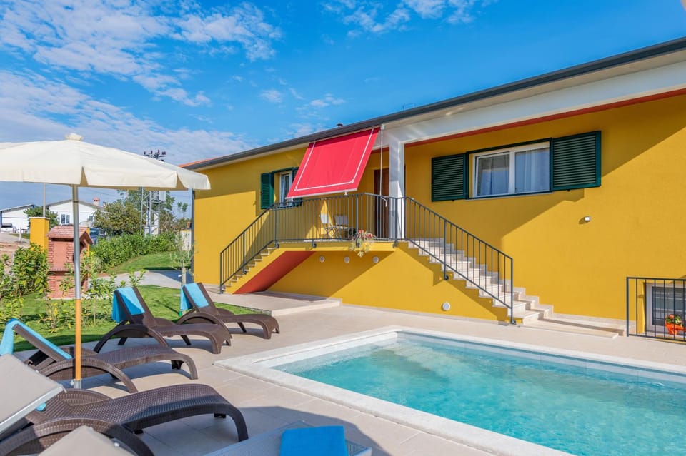 Property building, Patio, Day, View (from property/room), Balcony/Terrace, Pool view, Swimming pool, sunbed