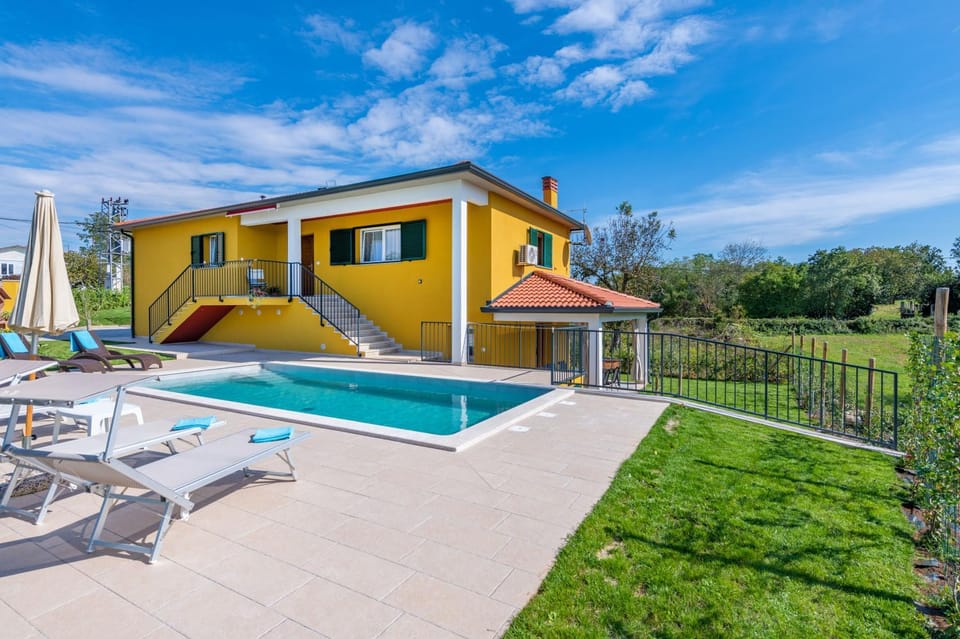 Property building, Patio, Day, Garden, Garden view, Pool view, Swimming pool, sunbed