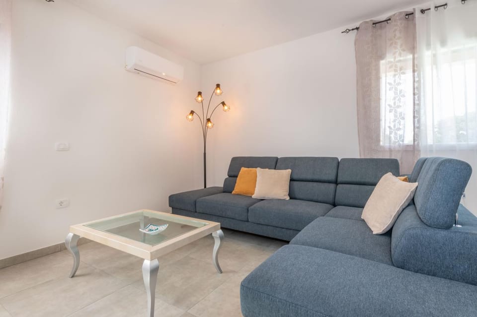 Living room, Seating area, air conditioner