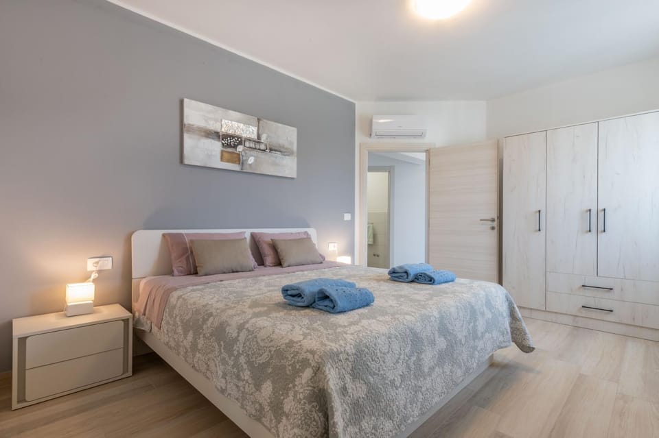 Bed, Photo of the whole room, Bedroom, towels, wardrobe