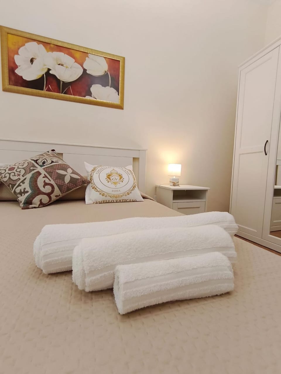 Bedroom, internet, internet, towels, wardrobe