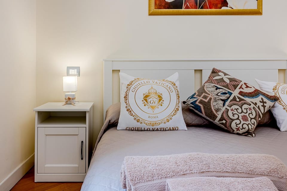 Bed, View (from property/room), View (from property/room), Photo of the whole room, Decorative detail, Decorative detail, Bedroom, heating, heating, internet, internet, safe, towels, towels