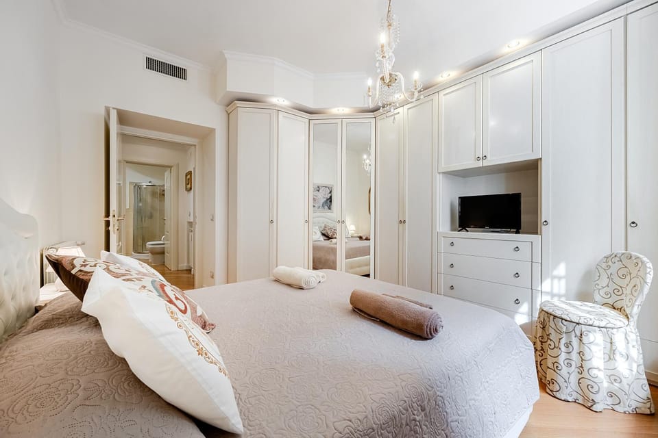 Toilet, Bed, Bathroom, TV and multimedia, View (from property/room), Living room, Photo of the whole room, Decorative detail, Decorative detail, Seating area, Bedroom, heating, heating, internet, internet, locker, locker, towels, towels, wardrobe, air conditioner, air conditioner