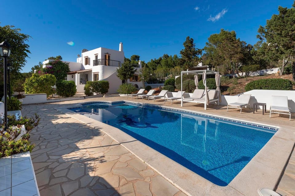 Property building, Patio, Day, Garden, Garden view, Pool view, Swimming pool, sunbed