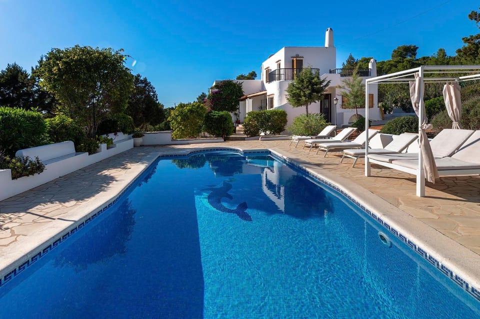 Property building, Day, Pool view, Swimming pool, sunbed