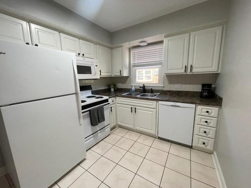 Cathedral 10-Cozy Urban Living Near UNMC Apartment in Omaha