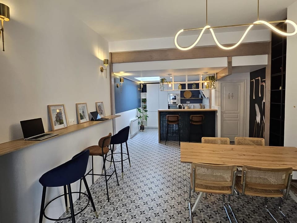 Seating area, Dining area