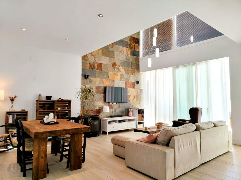 Communal lounge/ TV room, TV and multimedia, Living room, Seating area, Dining area, internet
