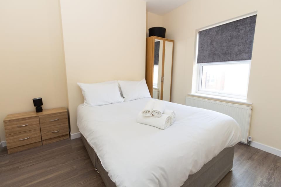 Bed, Photo of the whole room, Bedroom, towels