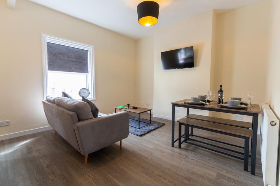 TV and multimedia, Living room, Seating area, Dining area