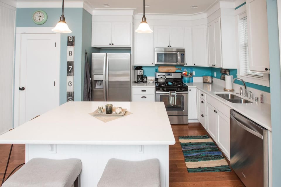 Coffee/tea facilities, Kitchen or kitchenette, Dining area, dishwasher, oven, stove, toaster