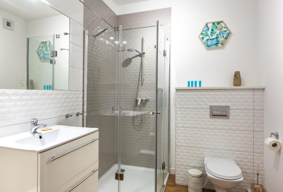 Shower, Toilet, Bathroom, towels