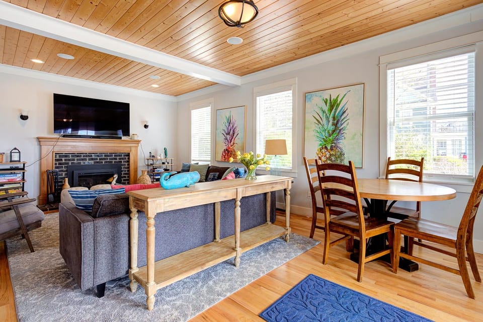 TV and multimedia, Living room, Seating area, Dining area