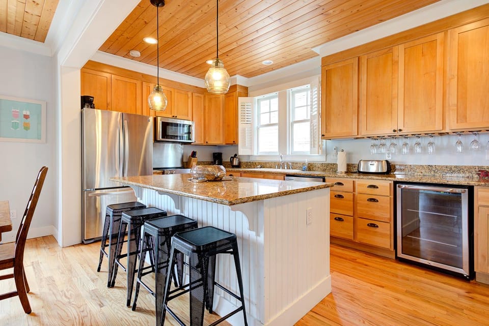 Kitchen or kitchenette, Dining area, dishwasher, oven, pet friendly, stove, toaster