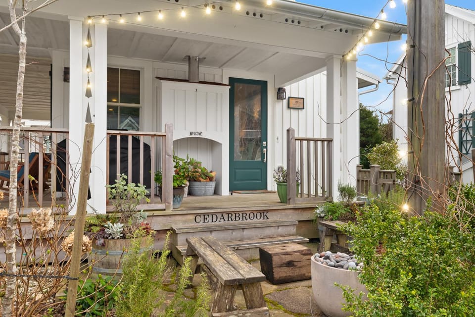 Cedarbrook Cottage by Seabrook Hospitality House in Seabrook