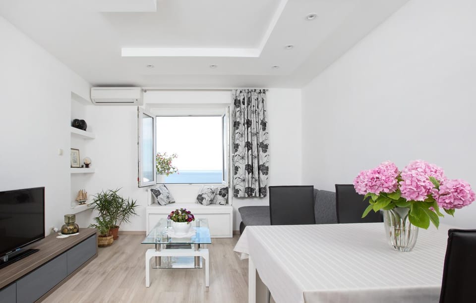 TV and multimedia, Living room, Seating area, Dining area