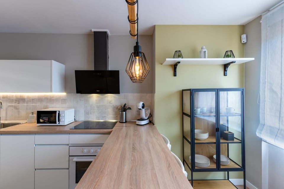 Kitchen or kitchenette, Dining area, minibar, stove