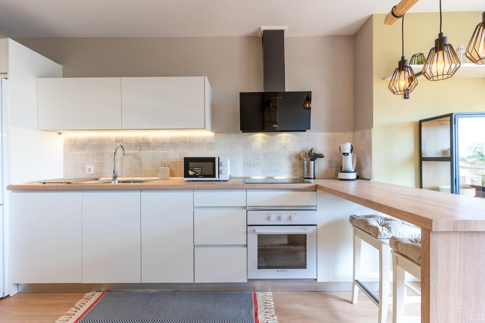 Kitchen or kitchenette, dishwasher, minibar, stove