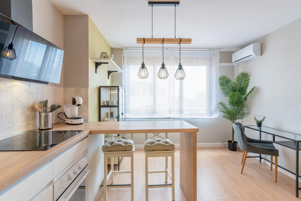Kitchen or kitchenette, Dining area, minibar, pet friendly