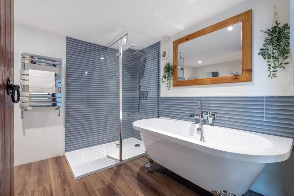 Shower, Toilet, Bathroom, Bath, towels
