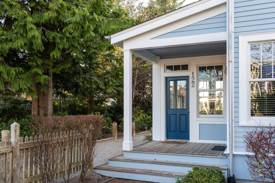 Property building, Facade/entrance, Day