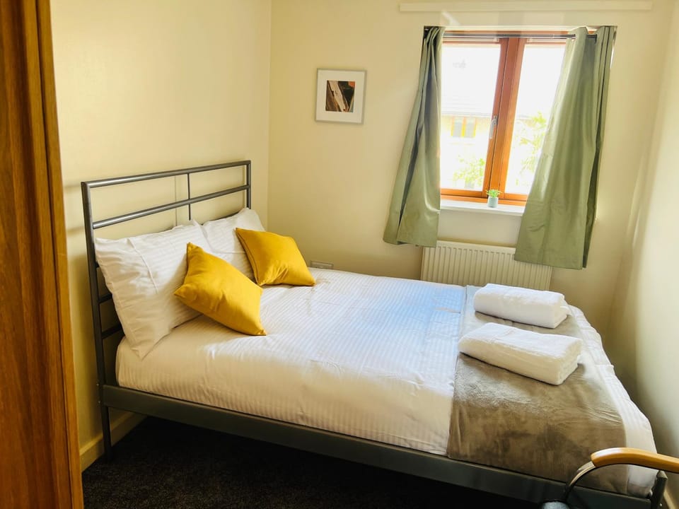 Bed, Bedroom, towels