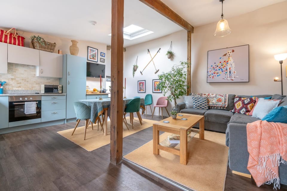 TV and multimedia, Kitchen or kitchenette, Living room, Seating area, Dining area, oven, pet friendly, stove