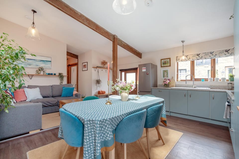 Kitchen or kitchenette, Living room, Seating area, Dining area