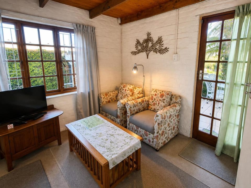 Communal lounge/ TV room, TV and multimedia, Living room, Photo of the whole room, Seating area