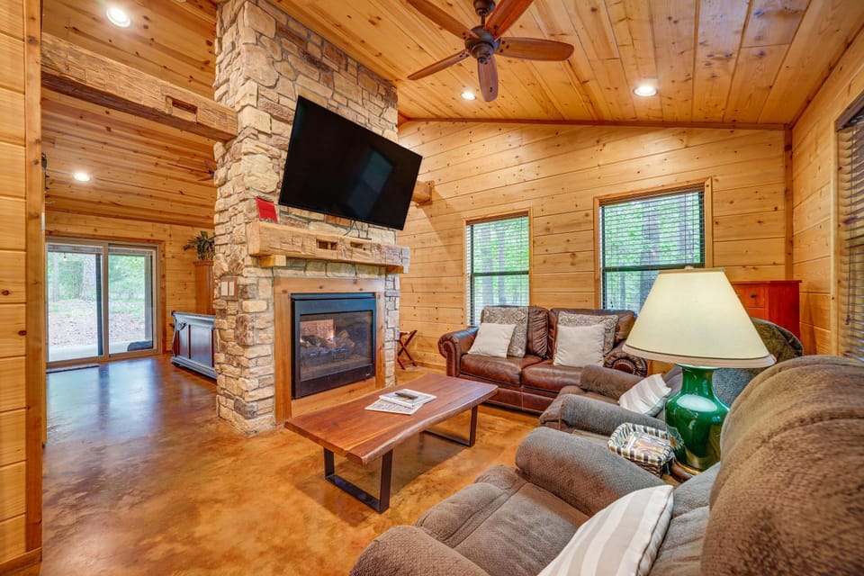 Broken Bow Cabin: Hot Tub, Fire Pit & 7 Mi to Lake Cabin in Broken Bow