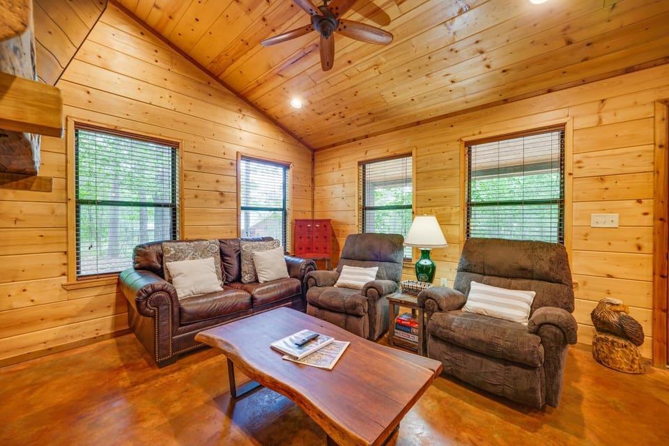 Broken Bow Cabin: Hot Tub, Fire Pit & 7 Mi to Lake Cabin in Broken Bow