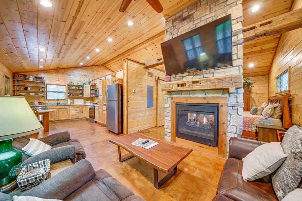 Broken Bow Cabin: Hot Tub, Fire Pit & 7 Mi to Lake Cabin in Broken Bow